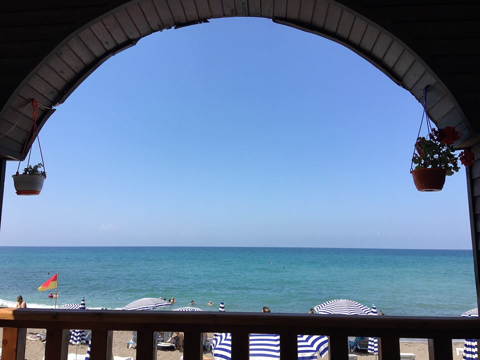 Akçakoca kıyısında bir kemerden Karadeniz