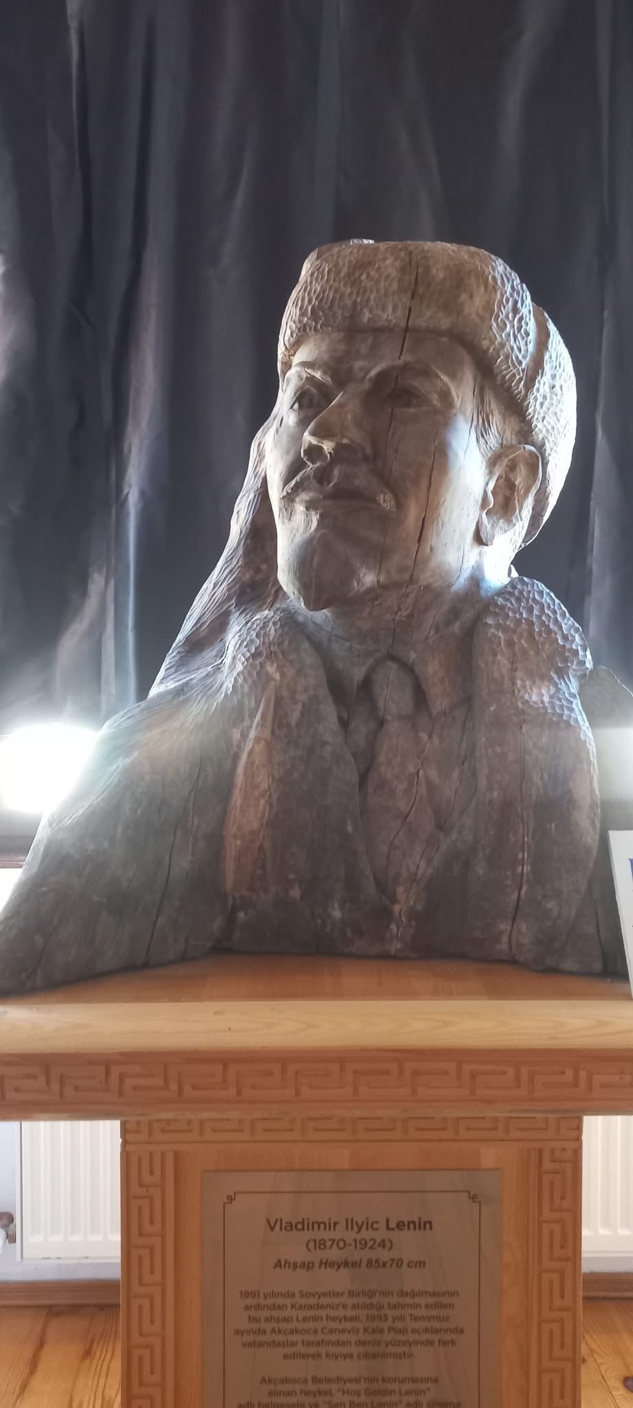 Bekir Özkök Kültür Evi'nde sergilenen ahşap Lenin büstü ve tanıtım tabelası